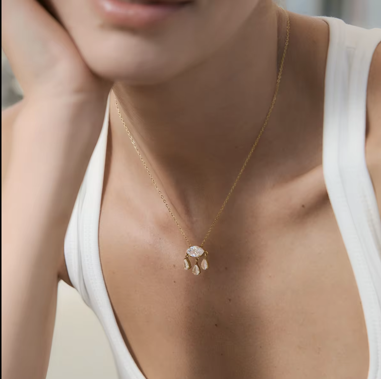 Woman wearing a gold necklace with a pendant